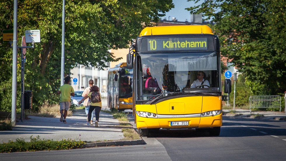 Malin Vinblads son Robin åker buss nummer 10 till och från skolan. I tisdags blev han frånkörd på hemvägen. 