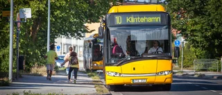 Fulla bussar körde förbi skolbarn – Uppges avhjälpt