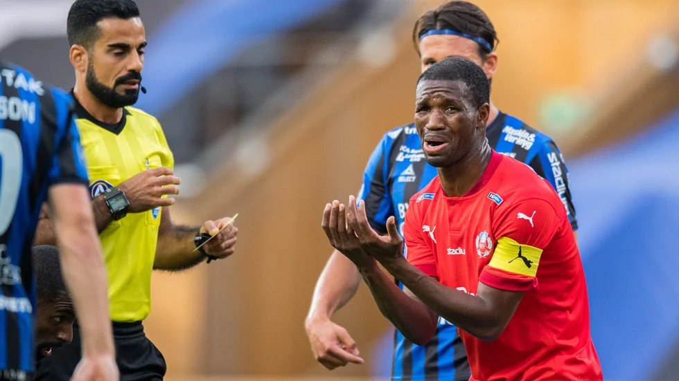 Helsingborgs Mohammed Abubakari deppar efter ett domslut.