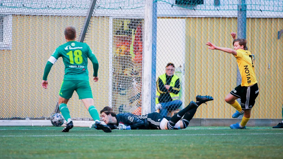 Här gör Anton Olofsson 1-0 till Notviken i derbyt. Men det räckte inte till seger.