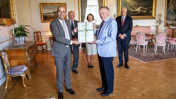 Gunnar Elfström tog emot Rolf Wirténs kulturpris på Linköpings slott på onsdagsförmiddagen. Landshövding Carl-Fredrik Graf var prisutdelare. I bakgrunden ses Rolf Wirtén, Karin Elfström och Per-Erik Lundh, sekreterare i stiftelsen.