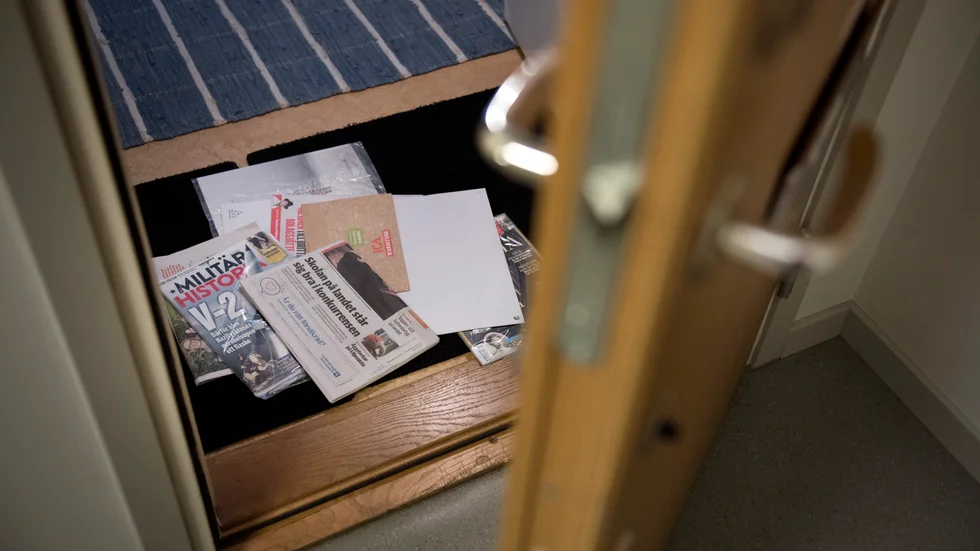 De flesta ber släkt eller grannar att vattna blommorna och hämta posten när de inte är hemma. Någon marknad för sådana tjänster finns knappast, menar skribenten.