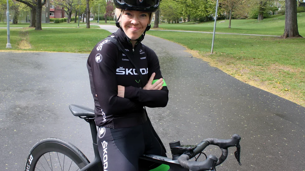 Johanna Palmqvist vann damklassen i kortbane-SM på cykel i Märsta på lördagen. Favoriterna kraschade och Palmqvist spurtvann efter en bra laginsats i Hymer.