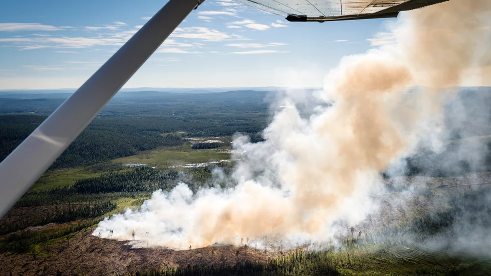 I måndags drog det över ett åskoväder med mycket blixtar. Under torsdagen åker brandflyget över Ydre.