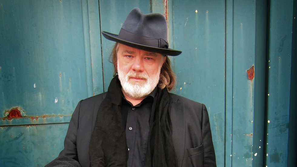 Kjell Andersson var under flera decennier en stor makthavare inom svenskt musikliv. Hans uppmärksammade självbiografi "Ingen går hel ur det här" är en resa genom den svenska popmusikens guldålder. 