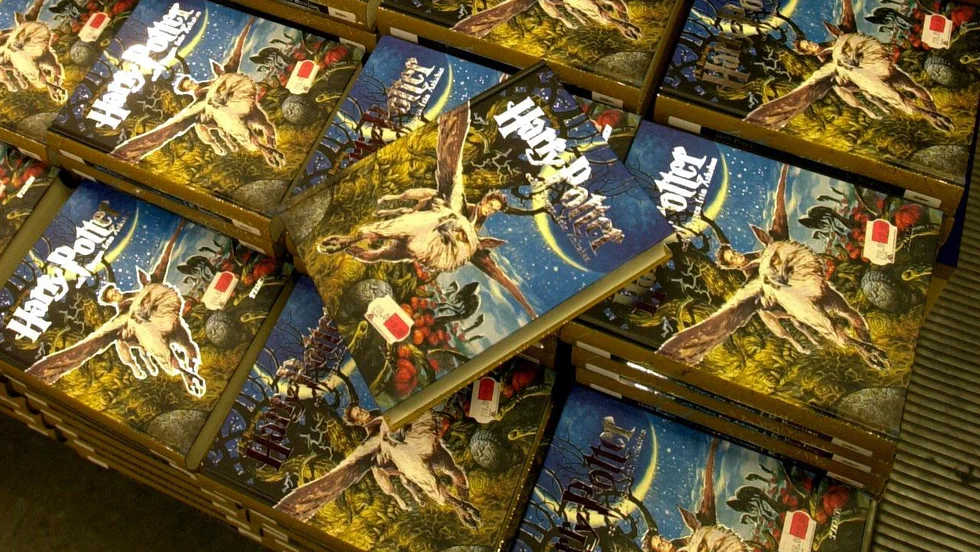 Krönikören Simon Olofsson minns fortfarande hur ljuset föll i hans pojkrum när han fick den tredje Harry Potter-boken ”Fången från Azkaban” av sin mamma när den svenska översättningen äntligen släppts i bokhandeln.