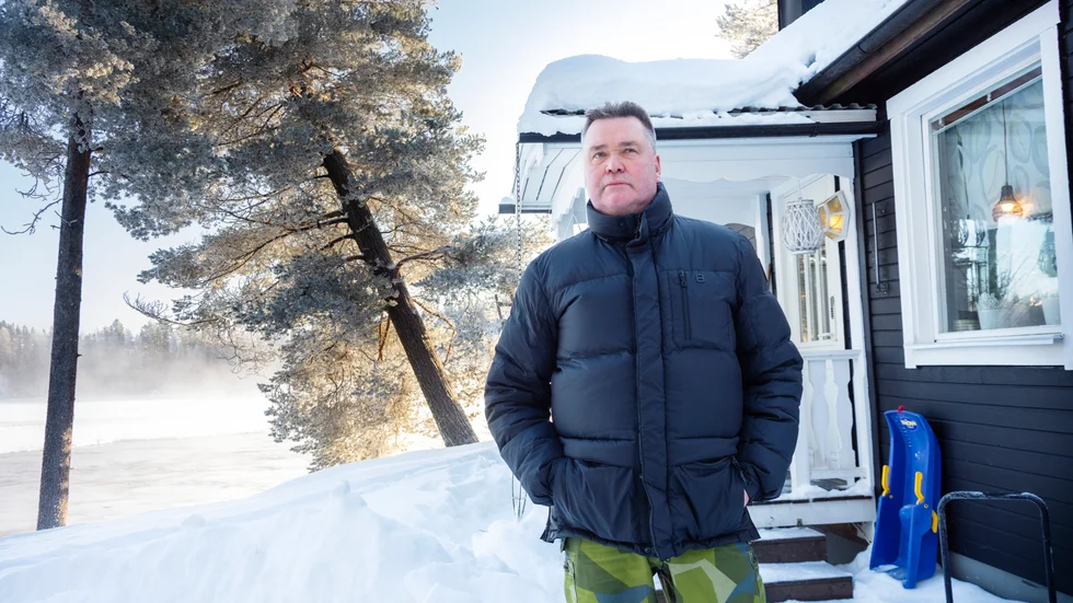 Mikael Andersson tror att den stora vattenmängden är det som orsakat eroderingen som nu gör att hans hus riskerar att rasa i älven. 