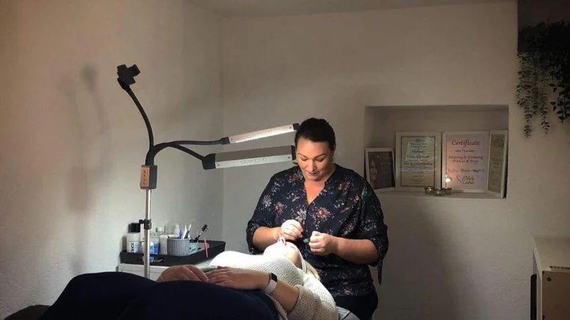 Emelie Lilja får här en lashlift utförd av linda Thuresson.