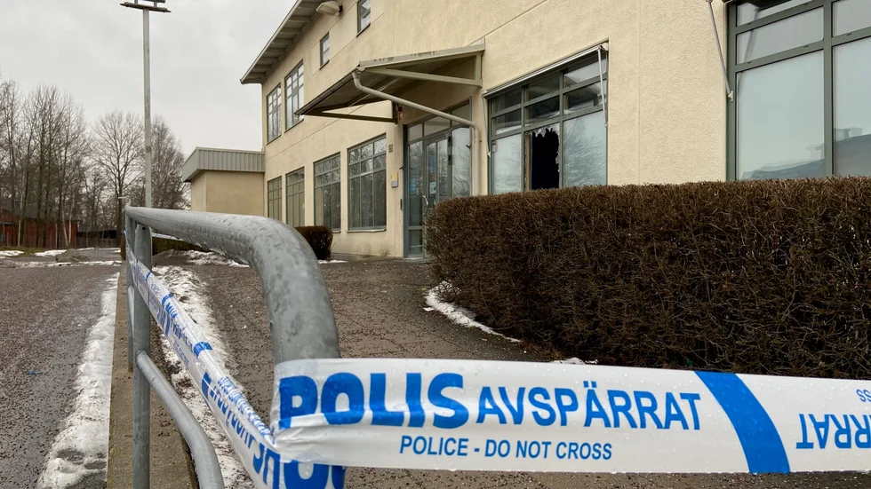 Någon gång under natten mot söndag krossades en ruta på Postnords företagscenter i Eskilstuna.
