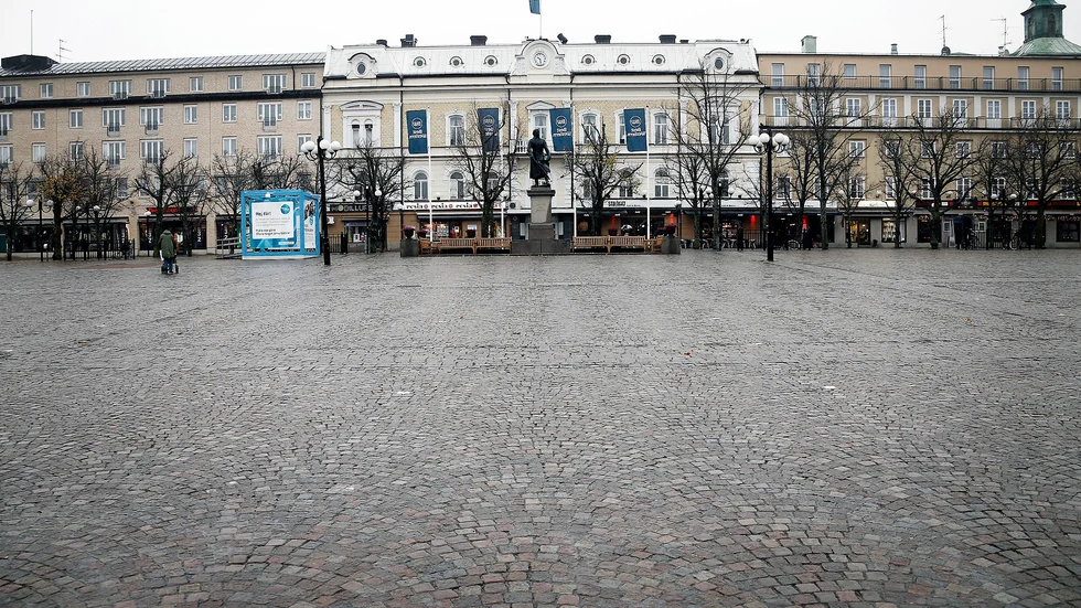 Kommunens nya regler om uteserveringar bland annat på Stora torget har väckt reaktioner.