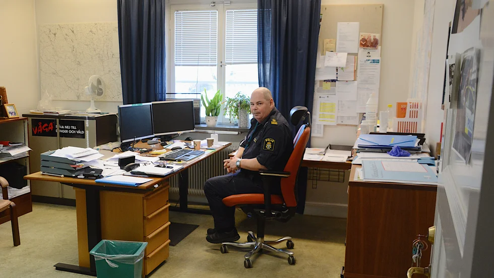 Vi tittar in hos kommunpolisen Håkan Karlsson för att få en bild av människan bakom uniformen.