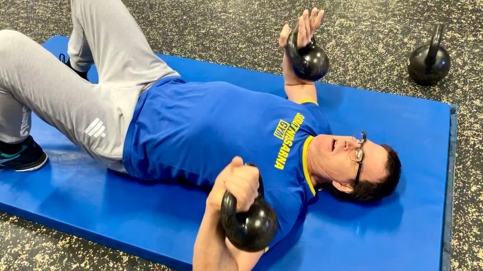 Håkan Fridhäller samlar ihop alla redskap till en station och delar upp övningarna i tre olika block. Han använder sig av kettlebells med två olika tyngder. Mera bilder, klipp och exempel på vår webbsida!