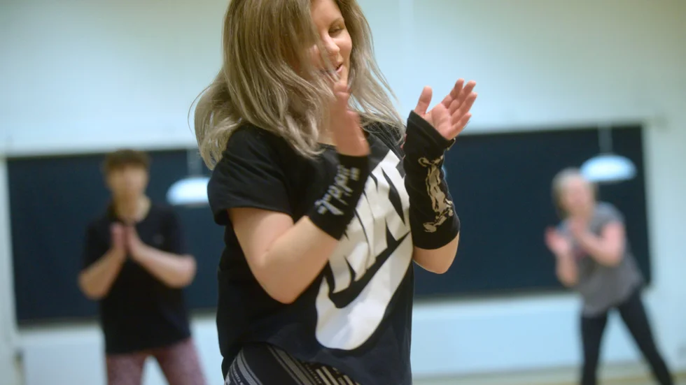 Sandra Karlström känner zumbaglädjen komma redan när hon är på väg till Medleys provisoriska lokaler på Träffen, som tillåter stora säkerhetsavstånd under coronapandemin. Man kan ändå ta på energin. 