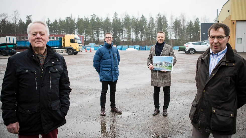 
Så här såg det ut i början av 2021 när Göran Dahlström (S), kommunstyrelsens dåvarande ordförande tillsammans med Christer Sundqvist (M), Johnny Ljung och Pär Knutsson presenterade planerna på ett nytt bostadsområde vid Åsporten. Bygget har blivit försenat på grund av lågkonjunkturen, men snart vill man börja bygga. 
