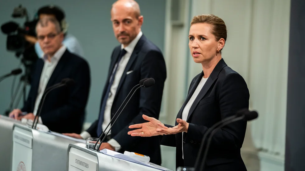 Danmarks regering antyder att virusrestriktionerna är på väg att mildras. På onsdag kommer besked från hälsominister Magnus Heunicke (i mitten bredvid statsminister Mette Frederiksen). Arkivbild.