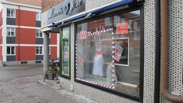 Polisen larmades till butiken strax före klockan fyra på onsdagen. Gärningsmännen hade tagit sig in genom ett krossat fönster.