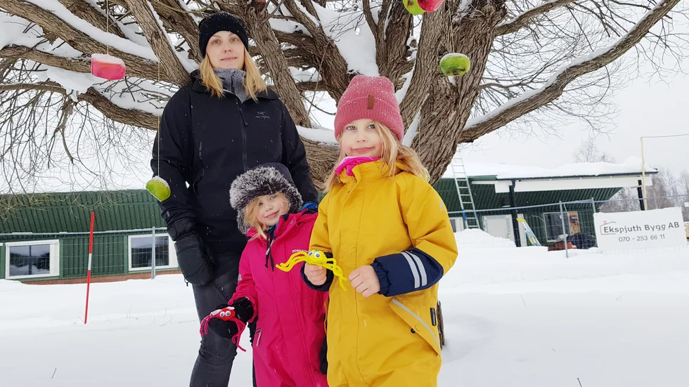 Pia Kinnunen i Norrfjärden som har sina barn Lima, 5 år, och Ava, 4, på förskola i Norrfjärden.