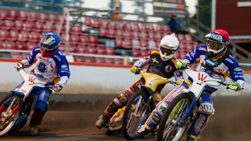 Jonas Davidsson och Jonas Seifert Salk i kvällens fjärde heat. Ett heat som slutade 3-3 i det jämna derbyt. Piraterna tog bara trean i tre av 15 heat, vilket inte räckte.