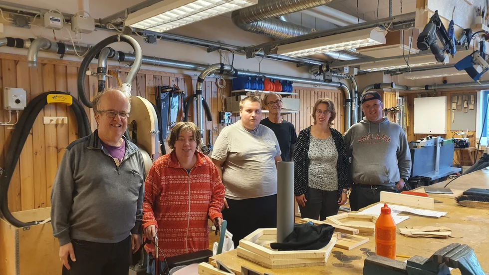 Här är en del av gänget som har möjliggjort för de nya insektshotellen. 
Från vänster: Benny Damgaard, Ann-Louise Karlsson, Jesper Plånberg, Peter Jansson, Cecilia Thell och Marko Hålberg. 