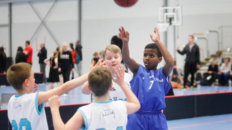 Eskilstuna basket får i särklass mest pengar bland de föreningar som fått bidrag från kommunen för uteblivna intäkter till följd av coronapandemin.