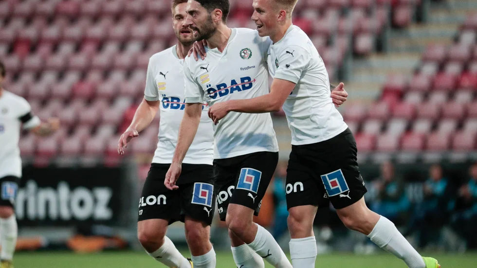 Nahir Besara gjorde två mål när Örebro besegrade tabellettan Malmö FF med 3–2.