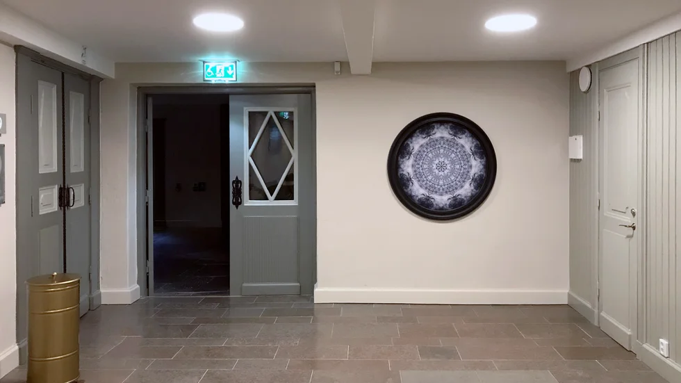  
Ny konst i foajén i Hörsalen i centrala Norrköping. Camilla Akraka, Portal 7, fotografi/c-print.
