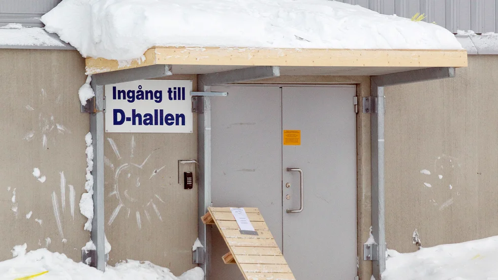 Nu står det klart att taket i D-hallen åtgärdas först till sommaren.