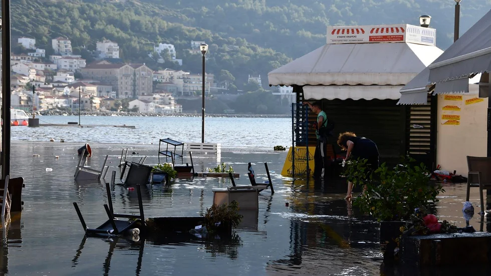 Översvämningar efter jordbävningen i hamnen i Vathy på den nordöstra sidan av den grekiska ön Samos.