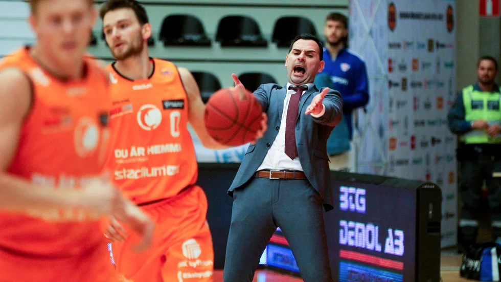 Adnan Chuks Jämtland är två poäng bakom Dolphins, men har en match mindre spelad.