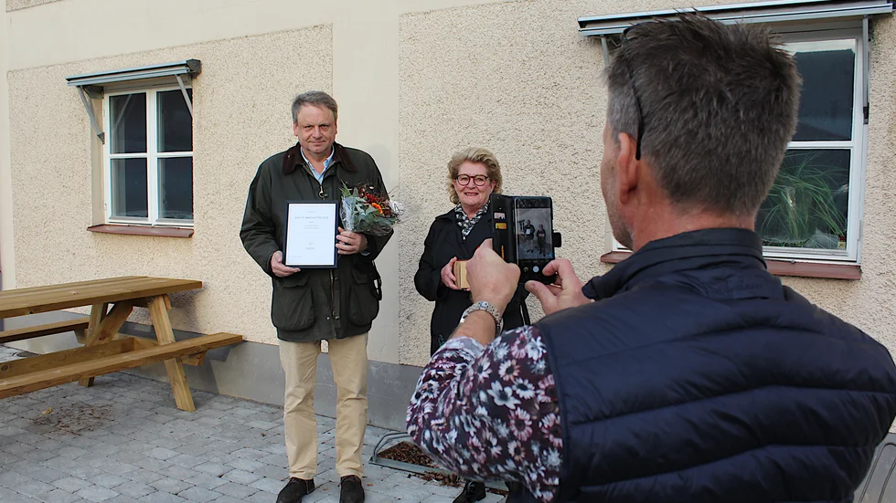 Per Eke-Göransson, Vadstena Fisk AB, är Årets innovatör 2020. Dessie Forssén (S), ordförande i Vadstena Turism och näringsliv delade ut priset.