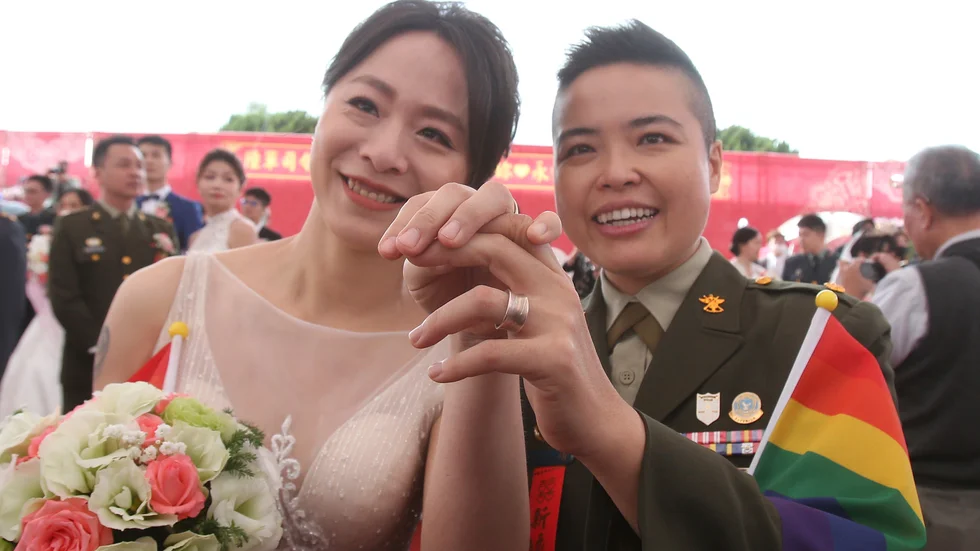 Wang Yi (till höger) och Yumi Meng visar sina ringar efter vigseln. Taiwan är ensamt i Asien om att ha legaliserat samkönade äktenskap, vilket skedde i maj 2019.