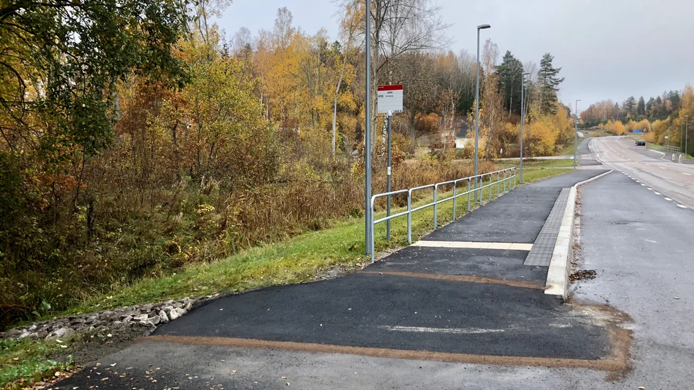 Stenkistan är borta och ersatt med slät asfalt.