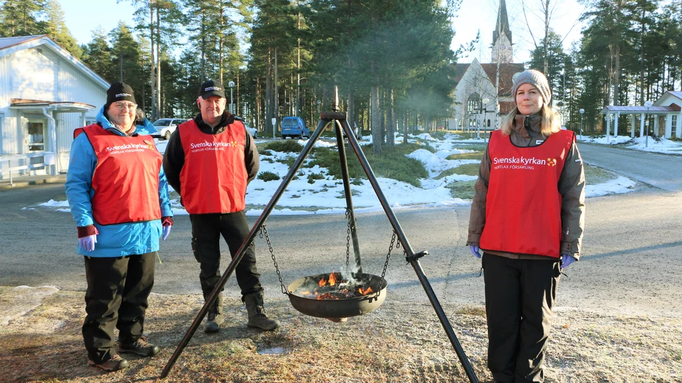 Peter Lundberg, kyrkogårdschef, Karin Westerlund, församlingsassistent och Linneá Viklund, komminister i Hortlax församling möter besökarna med värmande eld, kaffe och samtal.