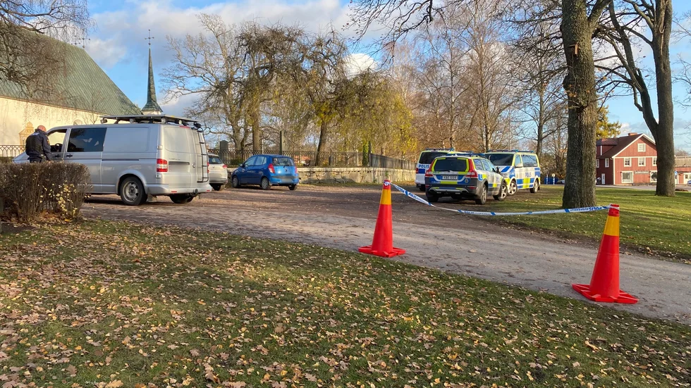 Polisen spärrade av ett område intill Björklinge kyrka efter fyndet.