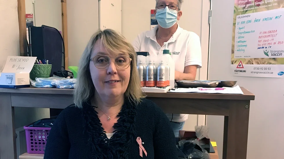Charlotta Kristoferson har långt kvar till pensionsåldern men rekommenderades ändå av sin läkare att ta influensasprutan: "Jag utreds för astma", berättar Stallarholmsbon. I bakgrunden distriktssköterskan Marianne Wilander, ett välkänt ansikte på orten.