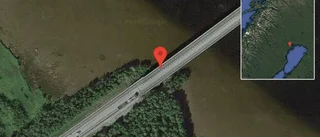 Personbil stillastående på E4 - helt stopp i ett körfält