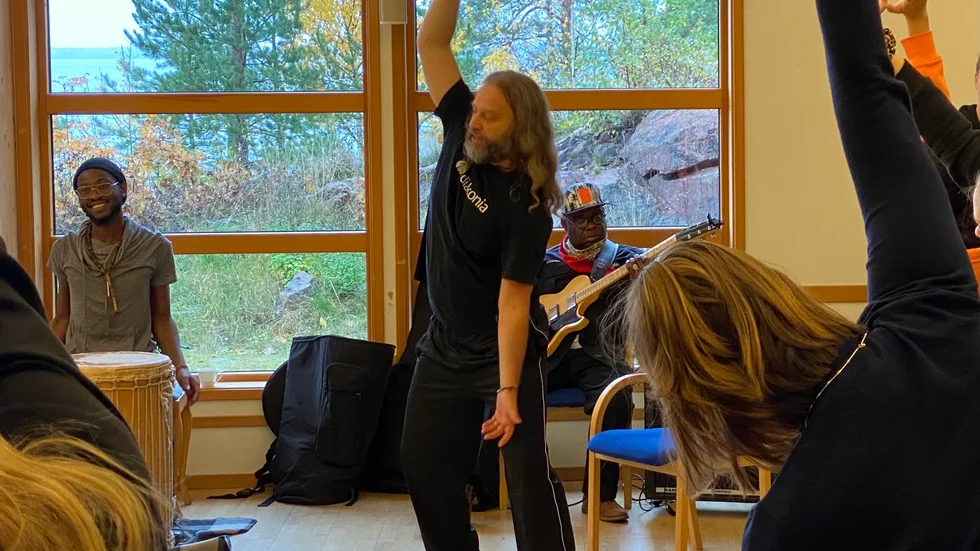 Mikael Zifa bjöd in deltagarna till en förmiddag av afrikansk dans och sång.
