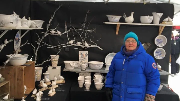Aili Isaksson på plats på Jokkmokks marknad. Efter 43 år bryts nu hennes långa svit.