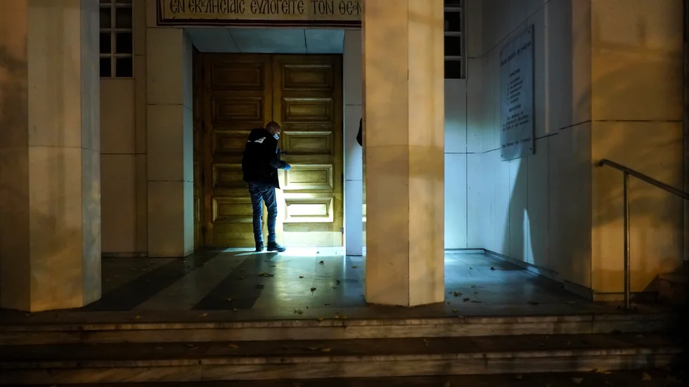 Polis undersöker platsen där Lyon-prästen under lördagen sköts.