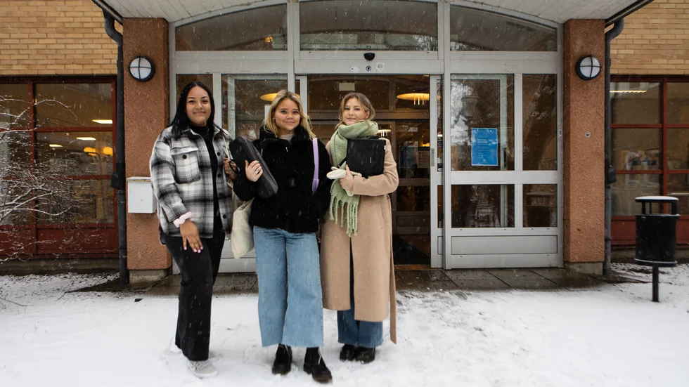Nicole Zenkelt, Jennifer Laakso och Maja Park som går inriktningen vård och omsorg på Lundellska skolan tycker att man blir mer fokuserad och disciplinerad av att ha platsundervisning.