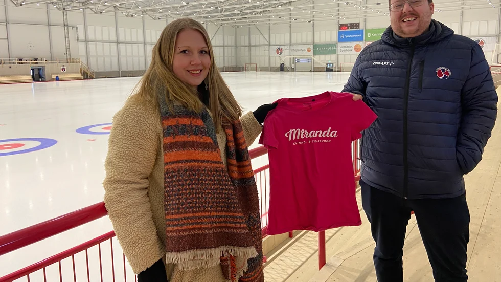 Emelie Trolin från Miranda och Martin Gustafsson, KVBS, inför välgörenhetsmatchen senare i februari då KVBS spelar för utsatta kvinnor.