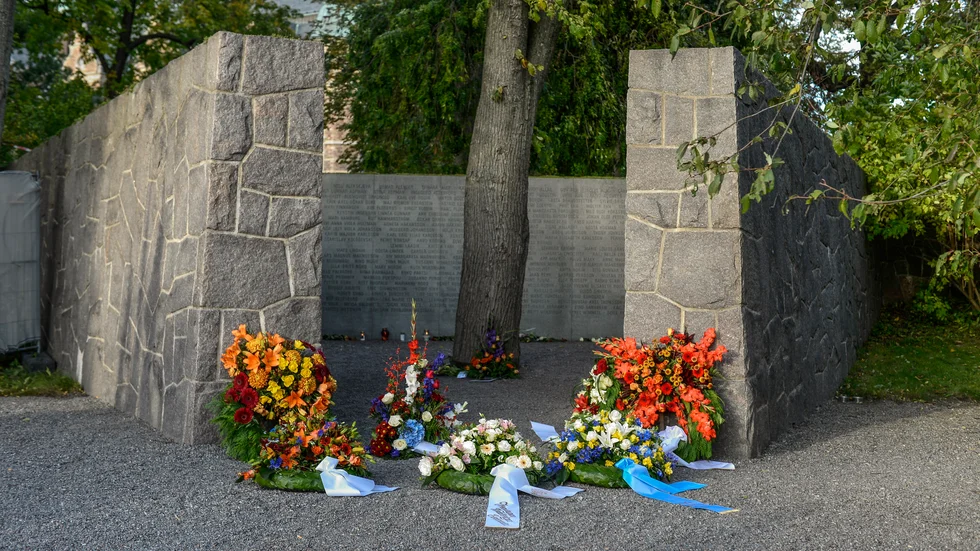 Blomsterkransar vid Estoniamonumentet på Djurgården i Stockholm.
