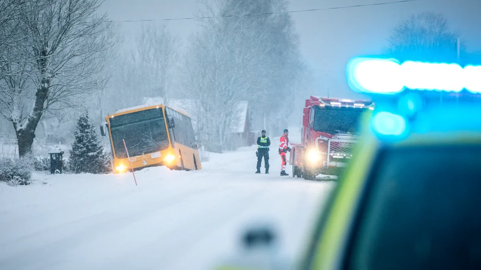 Bergkvara buss körde av vägen i Hejdeby i kraftigt snöväder, olyckorna visar vikten av att alla passagerare sitter bältade.
