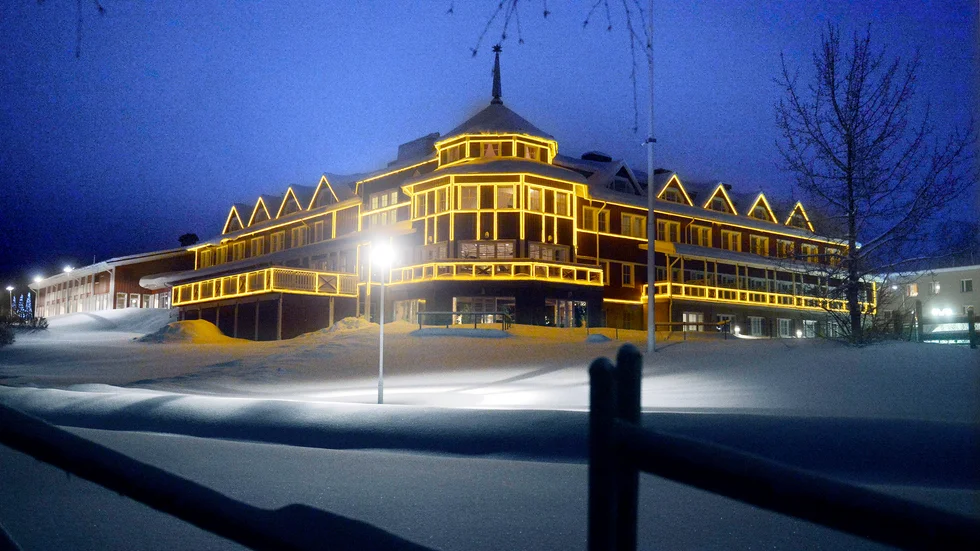 Kommunens beslut att sälja hotellet i Överkalix till nuvarande arrendatorn har överklagats av Marianne Sandström (SD). Samtidigt har det visat sig att hon har personliga band till företagaren bakom bolaget som fick nej av kommunen.