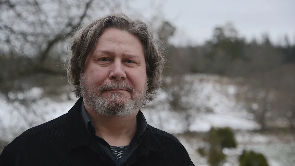 Daniel Söderqvist är TV-journalist som skrivit fem böcker. Han har jobbat för Vimmerby kommun och signerat böcker i bokhandeln. Nu blir han chefredaktör för Vimmerby Tidning.