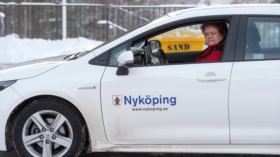Annicka Karlsson är skyddsombud. Hon larmar nu åter om de låga bilarna. Det sliter på kroppen att kliva in och ut. Och de far som snorloskor på vägarna, säger hon. 