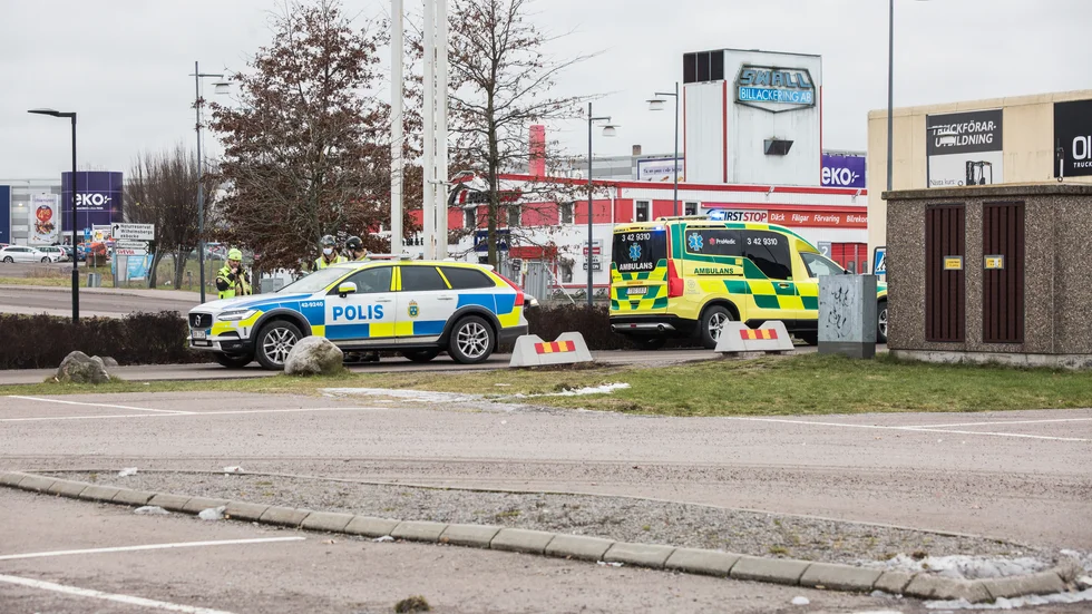 Polis och ambulans på platsen för trafikolyckan.