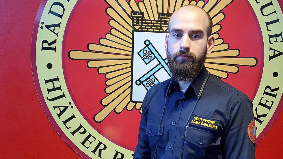 Adam Dahlberg vid räddningstjänsten i Luleå, uppger att brandskyddande åtgärder krävs om avståndet på åtta meter inte uppfylls. Det gäller för alla byggnader som är större än 15 kvadratmeter. 