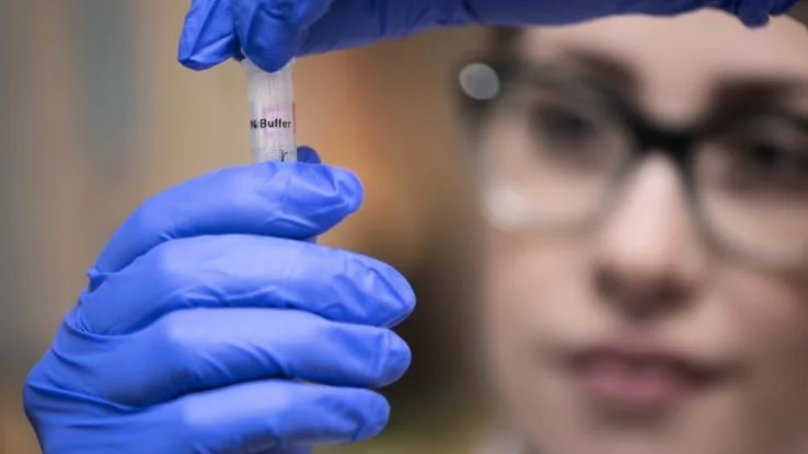 Enligt Region Östergötland är det onödigt att testa sig flera gånger om man nyligen lämnat ett positivt test för covid-19. 