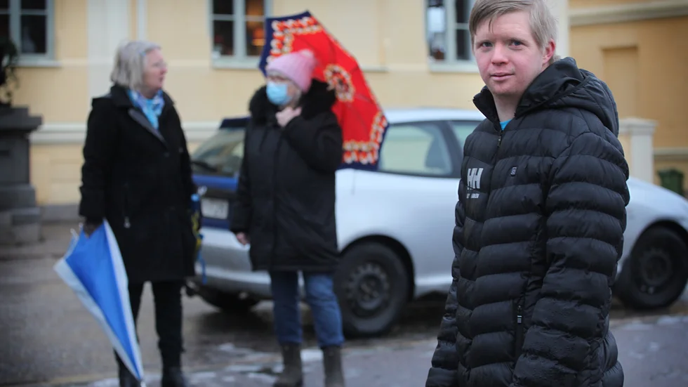  "Jag är en aktiv person så jag tycker att det här med corona är jättetråkigt", säger Eric Hedegård som har Downs syndrom och inte vet när han kan få vaccineras mot covid-19.